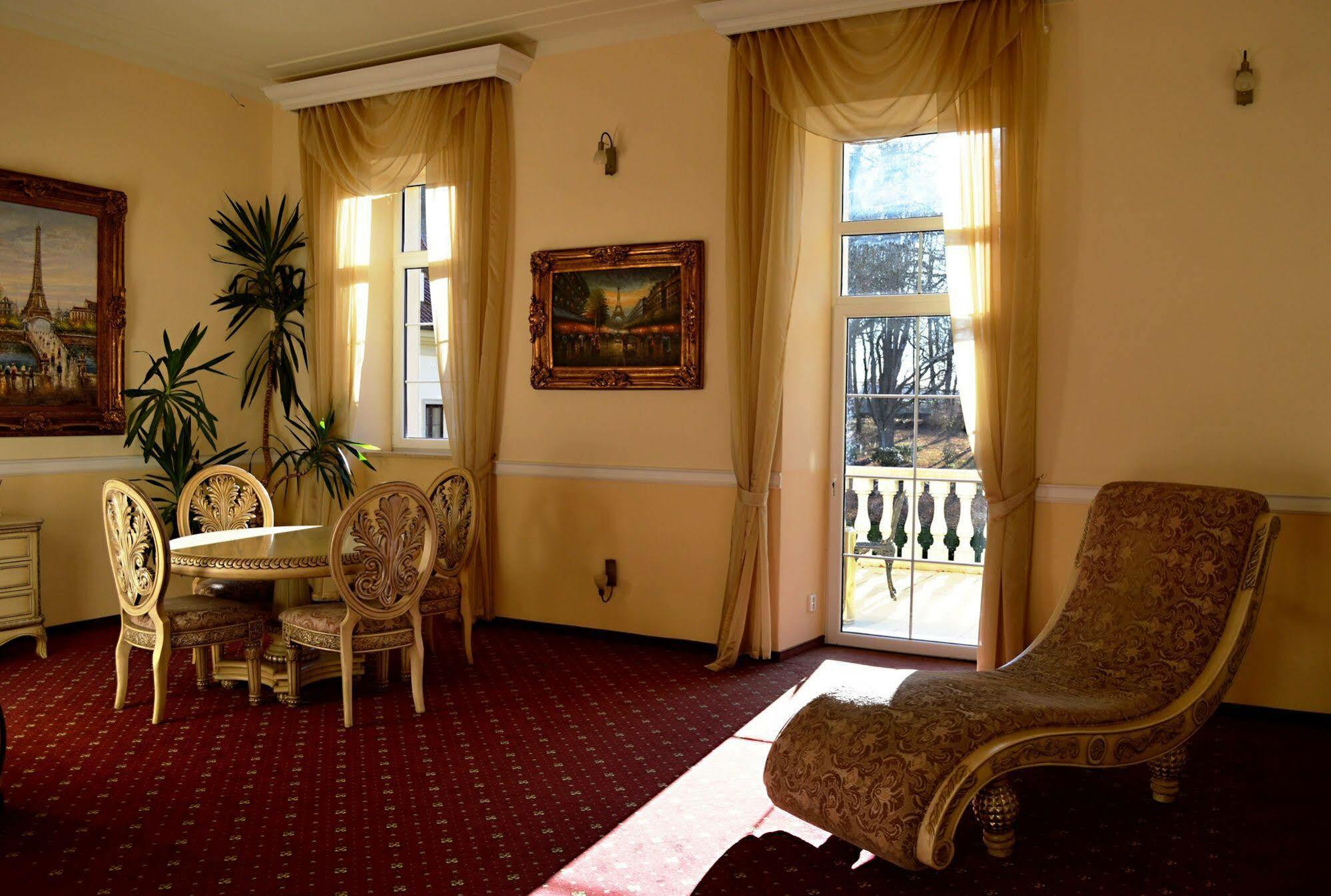 Zamek Kamenny Dvur Hotell Mostov Eksteriør bilde